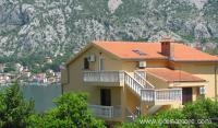 Апартаменти и стаи Лучич, частни квартири в града Prčanj, Черна Гора