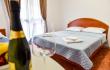 Loka, soba 5 s teraso in kopalnico v apartmani Loka, zasebne nastanitve v mestu Sutomore, Črna gora