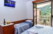 Loka, soba 7 s teraso in kopalnico v apartmani Loka, zasebne nastanitve v mestu Sutomore, Črna gora