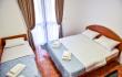 Loka, Zimmer 3 mit Terrasse und Badezimmer u apartmani Loka, Privatunterkunft im Ort Sutomore, Montenegro