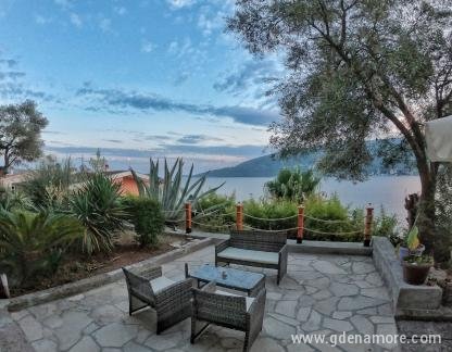 Sunny Skalini - Beachfront Retreat, 20 meter fra sj&oslash;en, privat innkvartering i sted Herceg Novi, Montenegro - 20200918_002707-01