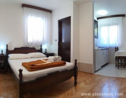 Guest House 4M Gregović, , alloggi privati a Petrovac, Montenegro - 20221007_124744