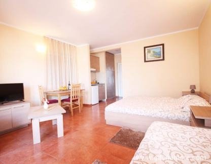 Apartman broj 7, , logement privé à Igalo, Monténégro - FB_IMG_1682010143478